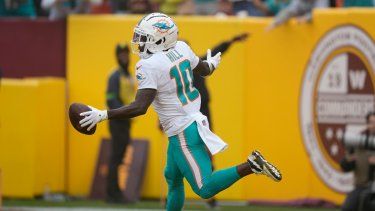 El receptor abierto de los Miami Dolphins, Tyreek Hill (10), celebra después de anotar contra los Washington Commanders durante la primera mitad de un partido de fútbol americano de la NFL el domingo 3 de diciembre de 2023 en Landover, Maryland&nbsp;