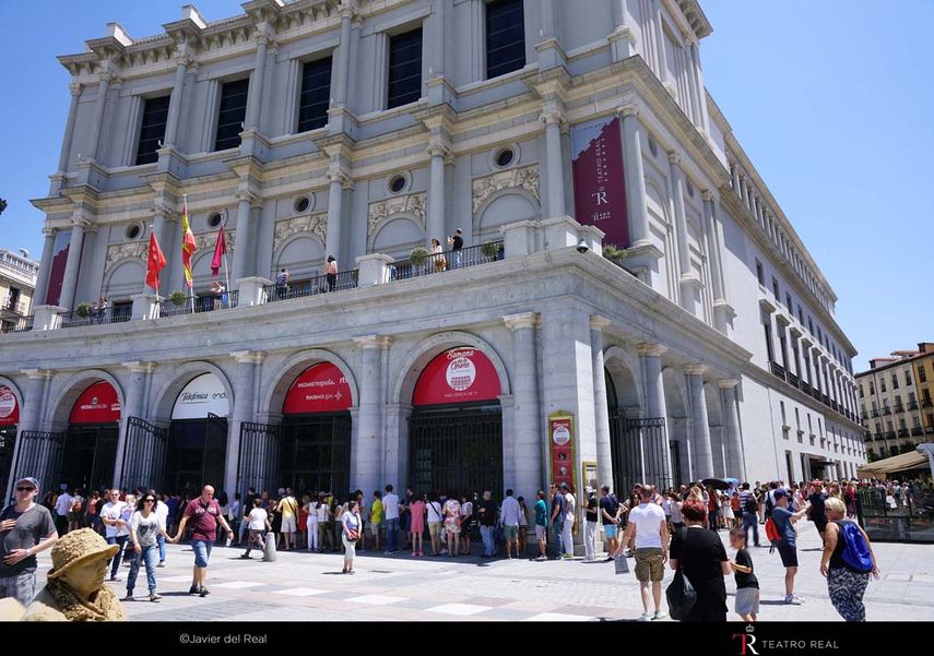 El director del Teatro de la Zarzuela, Daniel Bianco, señaló que su teatro también mantiene la cita prevista con Plácido Domingo en la temporada que arranca y ha defendido su presunción de inocencia.
