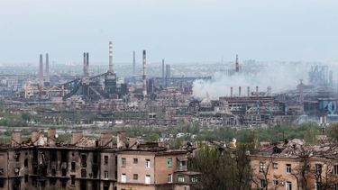 Esta fotografía muestra humo en la ciudad de Mariúpol, en el este de Ucrania, el jueves 5 de mayo de 2022.