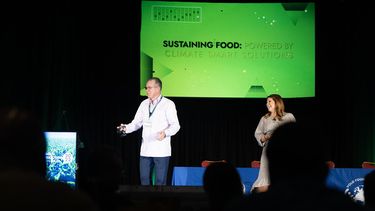 John Morales e Irene Sans, maestros de ceremonia del simposio Climate Correction 2022, sobre calentamiento global.