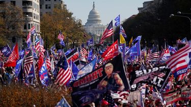 Con el Capitolio de Estados Unidos al fondo, simpatizantes del presidente Donald Trump protestan el sábado 14 de noviembre de 2020, en la Plaza Freedom de Washington, D.C.&nbsp;