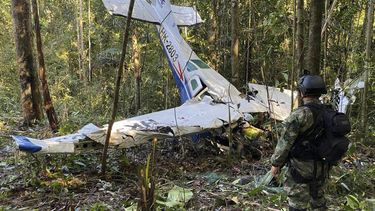 En esta foto proporcionada por la Oficina de Prensa de las Fuerzas Armadas de Colombia, un soldado permanece frente a los restos de una avioneta Cessna C206 el jueves 18 de mayo de 2023. La aeronave se estrelló en la selva de Solano, Colombia. Las autoridades buscan a cuatro niños indígenas que algunos piensan podrían haber sobrevivido el accidente en la selva amazónica el 1 de mayo.&nbsp;