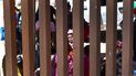 Los migrantes esperan el procesamiento de los oficiales de la Patrulla Fronteriza de los EEUU después de intentar cruzar de Algodones, México a Yuma. 