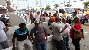Familiares de la tripulación del barco pesquero llamado Gerardo 2, de la parroquia Santa Marianita de Manta, implicado en un choque con un buque mercante de bandera panameña en aguas limítrofes entre Ecuador y Perú, esperan en la Capitanía del Puerto de Manta.&nbsp;