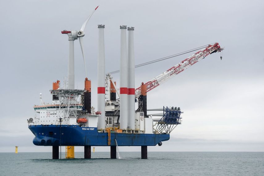 Imagen de una plataforma de energía eólica.