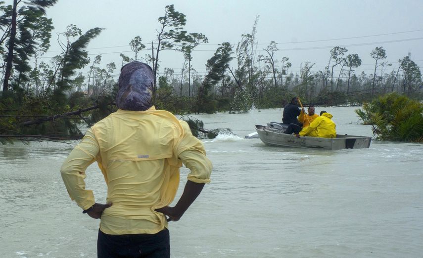 Un voluntario se encuentra en una carretera inundada por el huracán Dorian mientras los residentes trabajan para rescatarse mutuamente en pequeñas embarcaciones cerca del puente Causarina en Freeport, Gran Bahama, Bahamas.