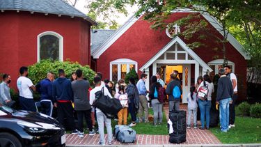 Inmigrantes se congregan frente a la iglesia episcopal de San Andrés, el 14 de septiembre del 2022, en Marthas Vineyard, Massachusetts.&nbsp;