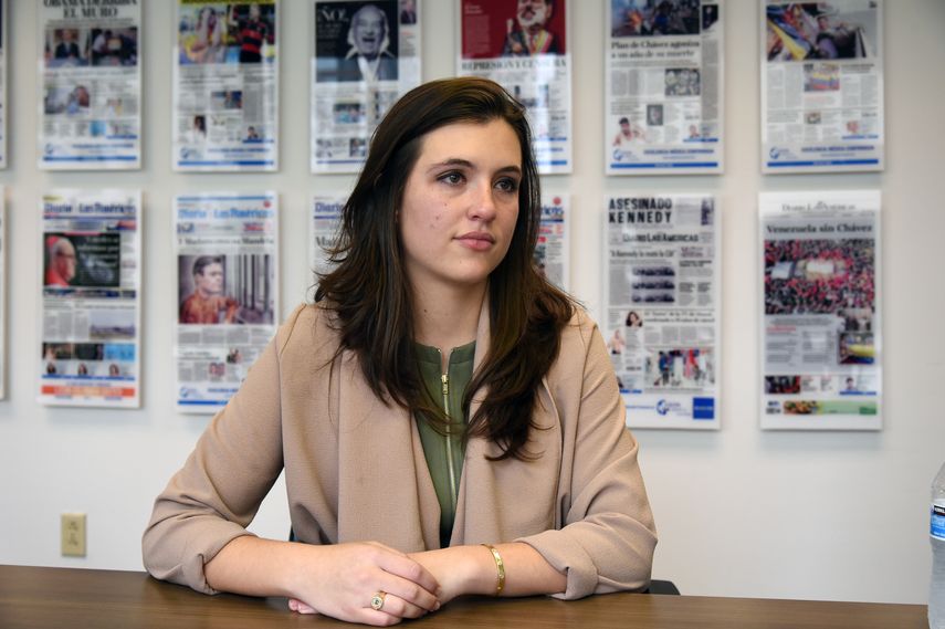 Alina Zerpa no puede ocultar sus ojos llorosos y habla de Cuba con la ternura y el sentimiento de quien nació en la isla, creció en ella y la perdió en contra de su voluntad.&nbsp;