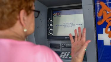 Una mujer reacciona al no poder retirar dinero de un cajero en Caracas, Venezuela.