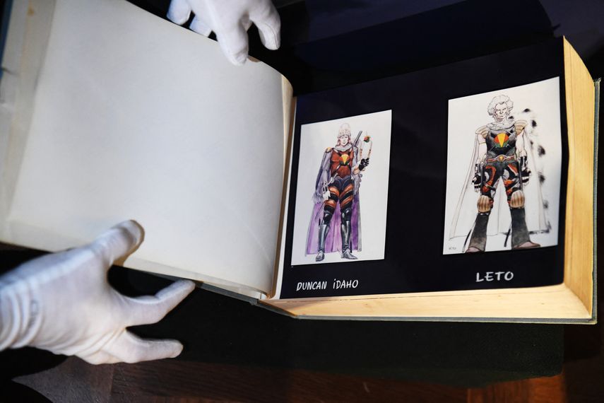 Una página de una de las 10 copias épicas del guión gráfico de Dune de 1970 de Alejandro Jodorowsky se muestra al público tres días antes de una subasta en la galería de Christies París, el 19 de noviembre de 2021.