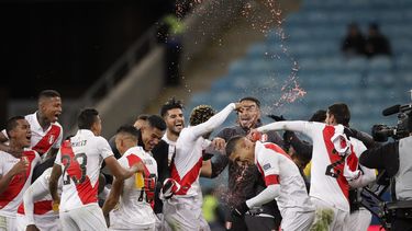 Se trata de un escenario inesperado para la selección peruana, que precisamente ante Brasil aquel humillante 5-0 al cerrar la fase de grupos. La Blanquirroja, sin embargo, avanzó como uno de los dos mejores terceros y mandó a casa al favorito Uruguay en los cuartos de final&nbsp;