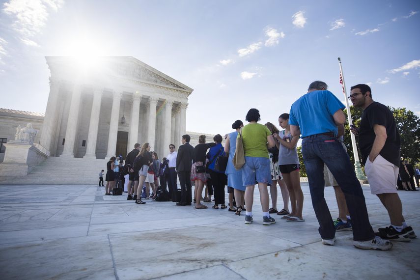 Varias personas esperaban frente a la Corte Suprema en Washington, Estados Unidos, la decisión sobre el veto migratorio, el pasado 26 de junio.
