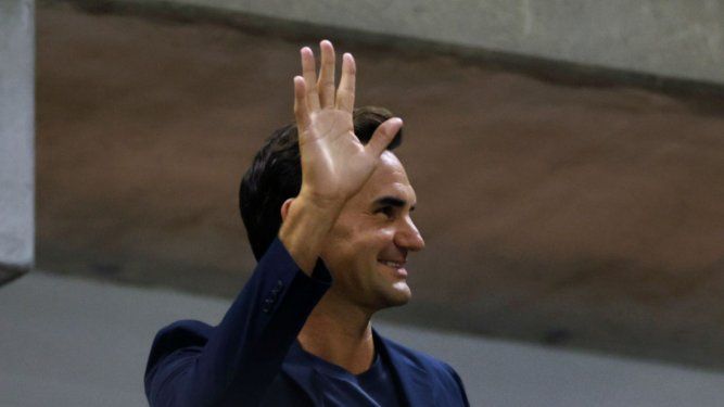 Roger Federer saluda al público durante el partido entre Aryna Sabalenka y Zheng Qinwen por los cuartos de final del Abierto de Estados Unidos, el martes 3 de septiembre de 2024, en Nueva York.&nbsp;