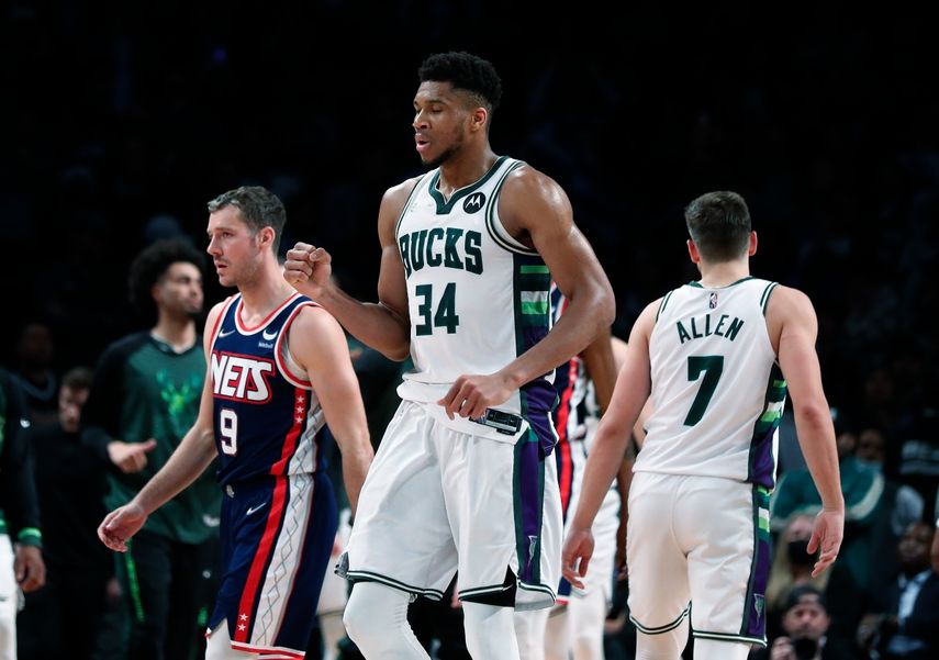 El griego Giannis Antetokounmpo, de los Bucks de Milwaukee, festeja tras anotar ante los Nets de Brooklyn en la segunda mitad del partido del jueves 31 de marzo de 2022