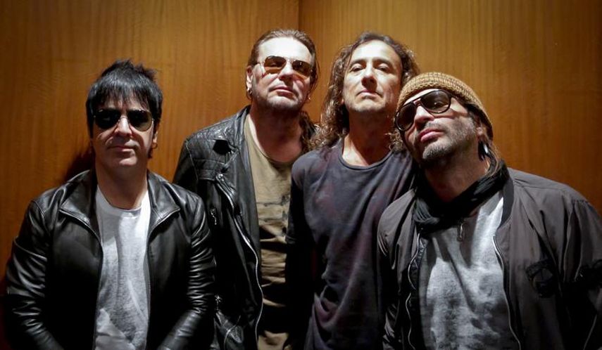 Los miembros de la banda de rock Maná, de izquierda a derecha, el baterista Alex González, el vocalista Fher Olvera, el bajista Juan Calleros y el guitarrista Sergio Vallín posan durante una entrevista en Nueva York el 25 de octubre de 2016.