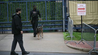 Agentes de la policía llegan a la Embajada de Israel en Washington tras el asesinato de dos de sus funcionarios.