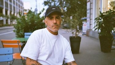 Una exposición del artista venezolano Theo Guedez titulada “Del Caribe con amor”, será inaugurada el 25 de agosto de 2022 en México, bajo la curaduría de la galería Adhesivo Contemporary, con un conjunto de obras que muestran la propuesta de este creador autodidacta, cuyo trabajo creativo surge de una fuerte motivación personal para reflejar en escenas, pensamientos y sentimientos la vida De Catia, su espacio personal.