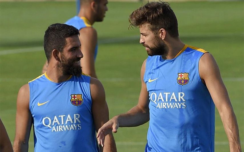 Arda Turán y Piqué durante los entrenamientos (EFE)