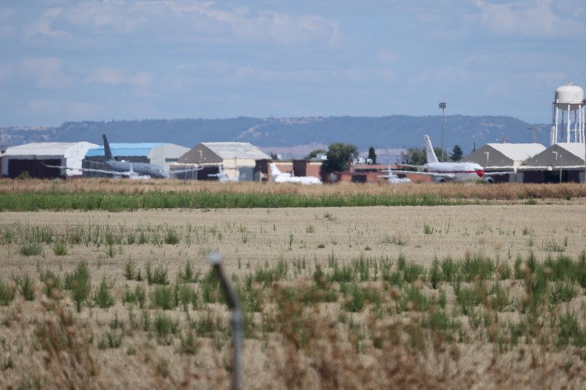 Una fotografía tomada el 8 de septiembre de 2024 muestra el avión Falcon (C) en el que supuestamente viajaba el candidato presidencial de la oposición venezolana por el partido Plataforma Unitaria Democrática, Edmundo González Urrutia, de Venezuela, a su llegada al aeropuerto militar de Torrejón de Ardoz en Madrid.&nbsp; &nbsp;