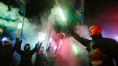 Activistas ucranianos queman bengalas durante una manifestación en Kiev (Ucrania), hoy, 26 de noviembre de 2018. El presidente ucraniano, Petró Poroshenko, firmó hoy un decreto en el que declara el estado de excepción en todo el país tras el apresamiento este domingo de tres buques de la Armada ucraniana por parte de los guardacostas rusos en el mar Negro cerca de Crimea.