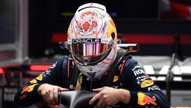 El piloto holandés de Red Bull Racing, Max Verstappen, sale de su coche después de la segunda sesión de práctica para el Gran Premio de Japón de Fórmula 1 en el circuito de Suzuka, prefectura de Mie, el 22 de septiembre de 2023. &nbsp;