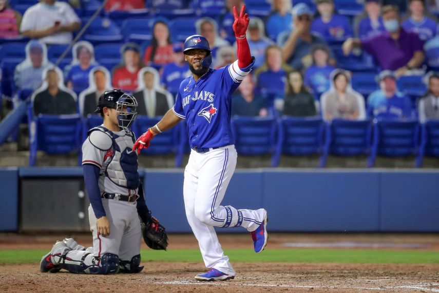 El dominicano Teoscar Hernández, de los Azulejos de Toronto, festeja luego de conectar un jonrón de tres carreras en el sexto capítulo del juego del viernes 30 de abril de 2021, ante los Bravos de Atlanta.