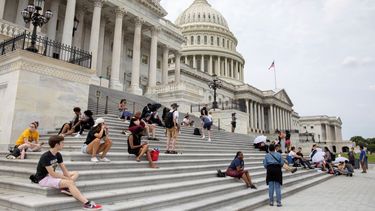 Unos manifestantes que exigían una moratoria a los desahucios se sientan en la escalinata afuera del Capitolio, en Washington.&nbsp;