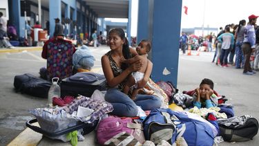 Miles de ciudadanos venezolanos hacen cola en el Centro Binacional de Atención en Frontera (Cebaf) para poder sellar su ingreso al Perú.