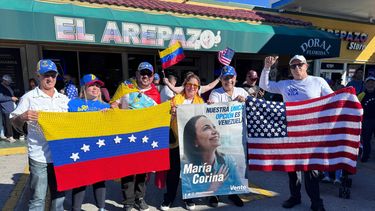 Venezolanos festejan en El Arepazo por la caída del poder de Maduro.