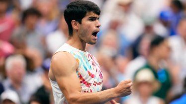 El español Carlos Alcaraz reacciona tras derrotar al italiano Matteo Arnaldi en los octavos de final del US Open, el lunes 4 de septiembre de 2023, en Nueva York.