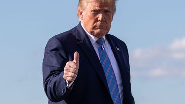&nbsp; El presidente Donald Trump levanta el pulgar mientras camina por la pista para abordar el avi&oacute;n presidencial el domingo 14 de junio de 2020 en el aeropuerto municipal de Morristown, Nueva Jersey.&nbsp; &nbsp;
