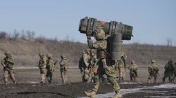 Un soldado ucraniano mueve un arma antitanque NLAW durante unas maniobras en la región de Donetsk, en el este de Ucrania, el 15 de febrero de 2022.