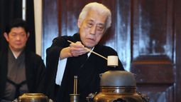Sen Genshitsu, gran maestro de la ceremonia del té en Japón, ofrece té durante una visita al Capitolio en Washington D.C.&nbsp;