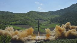 Fotografía facilitada por la agencia oficial de noticias norcoreana KCNA que supuestamente muestra un cohete balístico intercontinental norcoreano Hwansong-14 mientras es disparado desde una localización no especificada en&nbsp;Corea&nbsp;del&nbsp;Norte, el 4 de julio de 2017.&nbsp;
