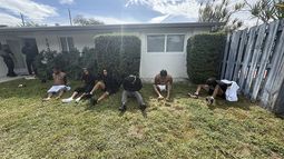 Momentos de la detención de los 11 sospechosos durante el operativo contra la banda ABK. Momentos de la detención de los 11 sospechosos durante el operativo contra la banda ABK.