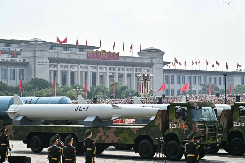 El misil balístico nuclear JL-1 de primera generación, lanzado desde un submarino, se ve durante un desfile militar que conmemora el 80.º aniversario de la victoria sobre Japón y el fin de la Segunda Guerra Mundial, en la plaza de Tiananmén de Pekín, el 3 de septiembre de 2025.&nbsp;