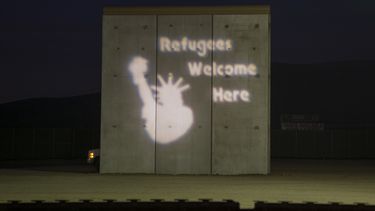 Un grupo de artistas estadounidenses encontró en la luz y el humor una forma de manifestar su rechazo a la propuesta del presidente Donald Trump construir un muro fronterizo entre México y Estados Unidos.