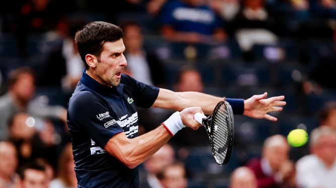 El serbio Novak Djokovic devuelve la pelota al franc&eacute;s Corentin Moutet durante la segunda ronda del Masters de Par&iacute;s el mi&eacute;rcoles 30 de octubre del 2019 en Par&iacute;s