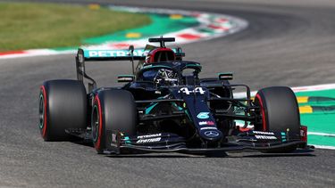 En la tanda de los 10 primeros, Hamilton estableci&oacute; el punto de referencia en la primera carrera en 1m.19.068s, 0.053s m&aacute;s r&aacute;pido que su compa&ntilde;ero de equipo en Mercedes, Valtteri Bottas