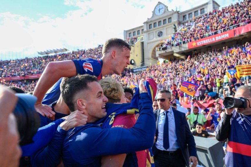 Los jugadores del Barcelona celebran la victoria al final del partido de la liga española entre el FC Barcelona y el Real Madrid CF en el Estadio Olímpico Lluis Companys de Barcelona, el 11 de mayo de 2025. El Barcelona ganó 4-3.  Los jugadores del Barcelona celebran la victoria al final del partido de la liga española entre el FC Barcelona y el Real Madrid CF en el Estadio Olímpico Lluis Companys de Barcelona, el 11 de mayo de 2025. El Barcelona ganó 4-3.