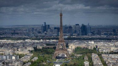Gradas siendo colocadas en el Champ-de-Mars con la Torre Eiffel de fondo para los Juegos Olímpicos de París, el lunes 15 de abril del 2024.