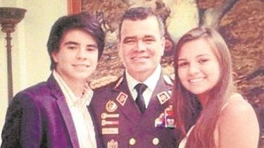 El ministro de la Defensa venezolano, Vladimir Padrino López (centro), en compañía de sus hijos Mitchell de 24 años y Yarazetd de 22. 