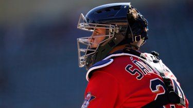 El receptor de los Mellizos de Minnesota, Gary Sánchez, observa durante la primera entrada de un partido de béisbol contra los Medias Blancas de Chicago, el jueves 29 de septiembre de 2022, en Minneapolis.&nbsp;