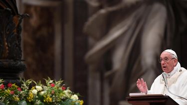 También citó el rostro de aquellos que sufren el desprecio por ser inmigrantes, huérfanos de tierra, de casa, de familia; el rostro de aquellos que su mirada revela soledad y abandono por tener las manos demasiado arrugadas.