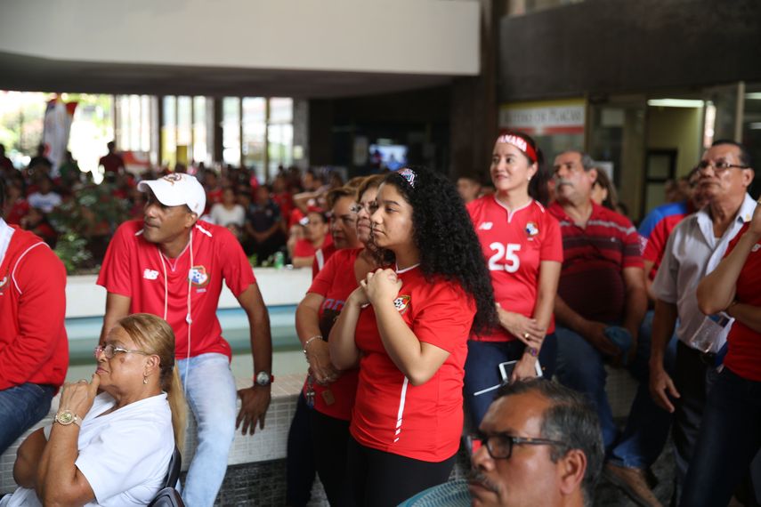 En las calles, establecimientos y negocios se juntaron los aficionados para no perderse el encuentro.