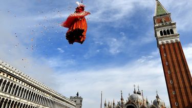 Linda Pani realiza el tradicional vuelo del &aacute;ngel en el Carnaval de Venecia.&nbsp;