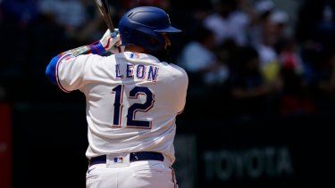 El venezolano Sandy León, de los Rangers de Texas, espera un lanzamiento en la caja de bateo durante el juego ante los Cascabeles de Arizona, el miércoles 3 de mayo de 2023.