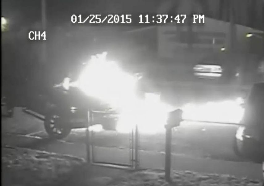 Video muestra a sospechso incendiando una camioneta y dándose a la fuga. (POLICIA DE HIALEAH)