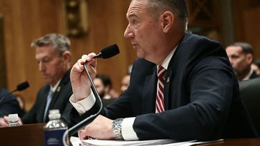 El director de ICE Todd Lyons responde a preguntas de un comité del Senado en Washington.