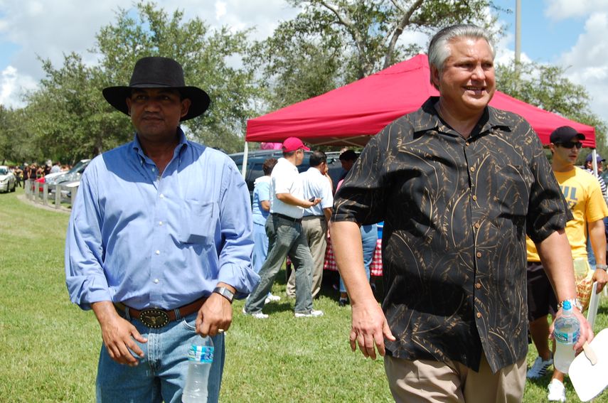 El Cónsul de Nicaragua, Luis Martínez, desfila con el exalcalde Hialeah, Raúl Martínez, en el 2008, lo que demuestra la influencia del sandinismo en Miami, desde que Ortega asumió el poder. (Archivo)